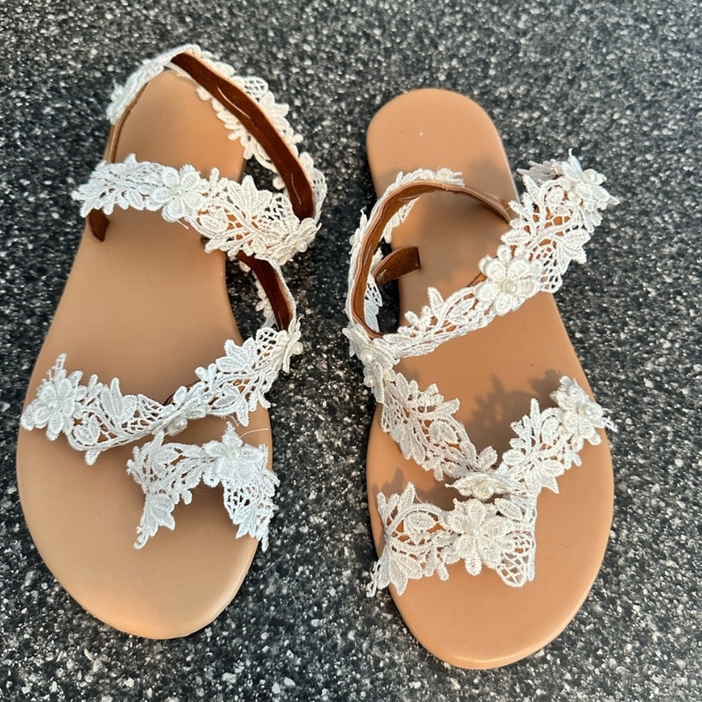 NWOT White lace sandals with bead detail size 8